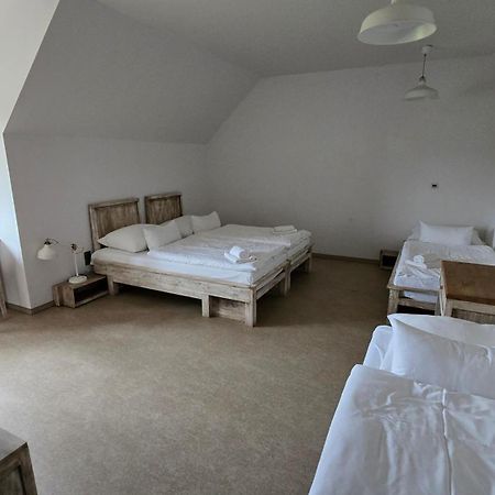 Dvur Perlova Voda Budyne nad Ohri Екстериор снимка